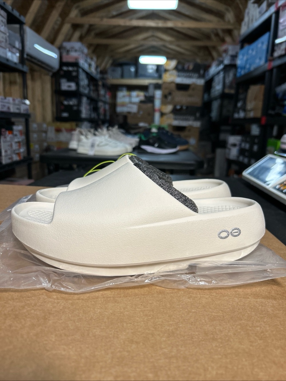 OOFOS OOAHH Unisex Sandals. Chalk Size M7 W9